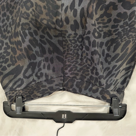 Neiman Marcus designer leopard gaucho pants, orig $765, never worn! sz 6 - Picture 3 of 3